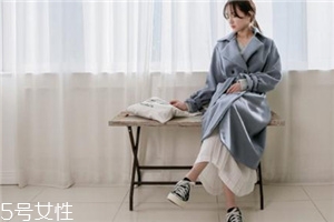 呢大衣搭配什么裙子好看？冬天也能萬種風情