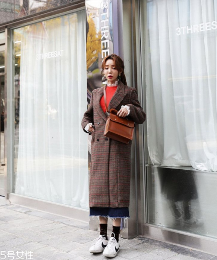 呢大衣搭配什么裙子好看？冬天也能萬種風情