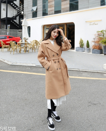 呢大衣搭配什么裙子好看？冬天也能萬種風情