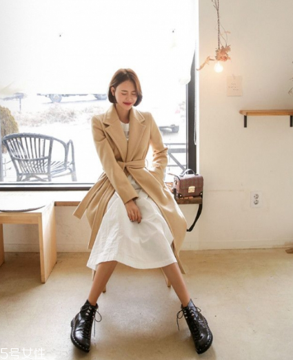 呢大衣搭配什么裙子好看？冬天也能萬種風情