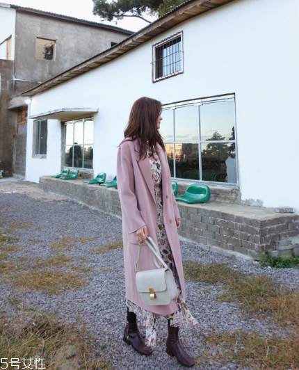 呢大衣搭配什么裙子好看？冬天也能萬種風情