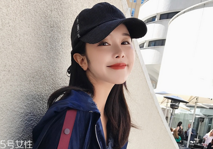 種睫毛是怎么種的？種睫毛是粘在睫毛這個位置