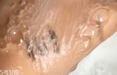 眼唇卸妝液和卸妝油哪個(gè)好？使用的區(qū)域不同