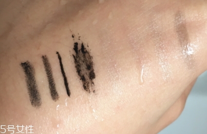 眼唇卸妝液和卸妝油哪個(gè)好？使用的區(qū)域不同