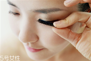 種睫毛好還是嫁接的好？睫毛變長(zhǎng)的方法
