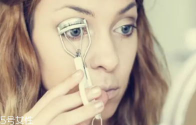 夾睫毛為什么要高抬手？睫毛不會塌掉