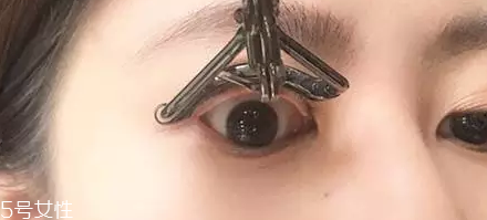 夾睫毛為什么要高抬手？睫毛不會塌掉