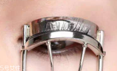 夾睫毛為什么要高抬手？睫毛不會塌掉