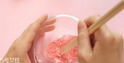 花瓣腮紅怎么做的？貌美又好用