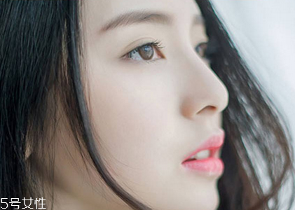 種睫毛是怎么種的？種睫毛是粘在睫毛這個位置