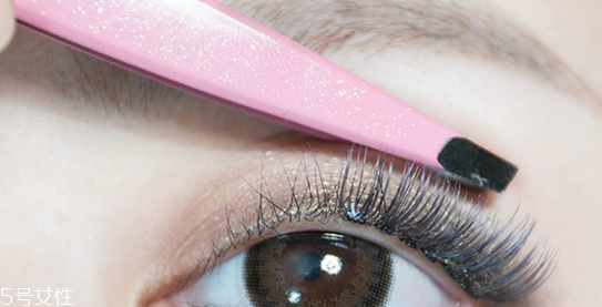 怎么使用單簇假睫毛？睫毛膏和假睫毛的區(qū)別