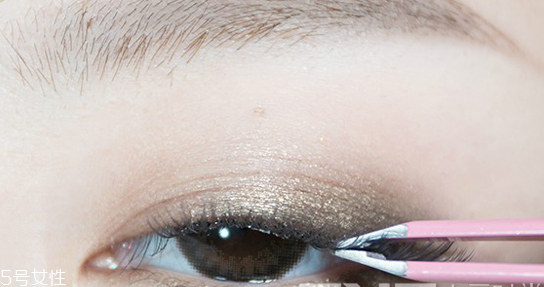 怎么使用單簇假睫毛？睫毛膏和假睫毛的區(qū)別