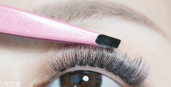 怎么使用單簇假睫毛？睫毛膏和假睫毛的區(qū)別