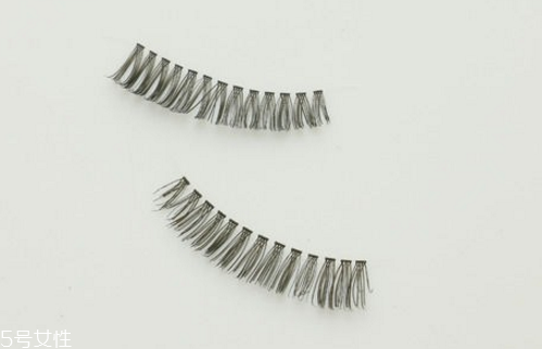 假睫毛是貼在上面還是下面？貼假睫毛的常見錯誤