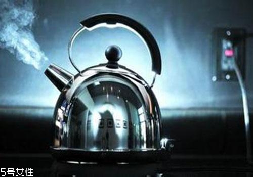 燒開的水冷了還能燒嗎 反復(fù)燒水危害大 燒開的水冷了還能燒嗎 反復(fù)燒水危害大