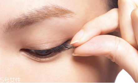 怎么使用單簇假睫毛？睫毛膏和假睫毛的區(qū)別