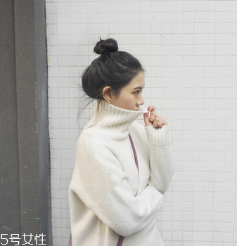 高領(lǐng)毛衣怎么穿好看？教你保暖又減齡的穿法