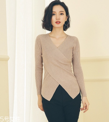 高領(lǐng)毛衣怎么穿好看？教你保暖又減齡的穿法