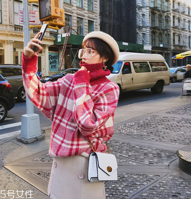 高領(lǐng)毛衣怎么穿好看？教你保暖又減齡的穿法