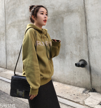 衛(wèi)衣買大點(diǎn)還是小點(diǎn)好？這樣挑選準(zhǔn)沒錯(cuò)