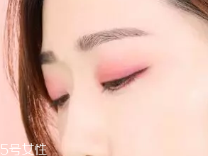 無妝眼影怎么畫？巧用粉色系眼影