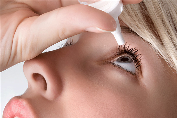 人為什么眨眼 一天眨眼多少次才正常 人為什么眨眼 一天眨眼多少次才正常