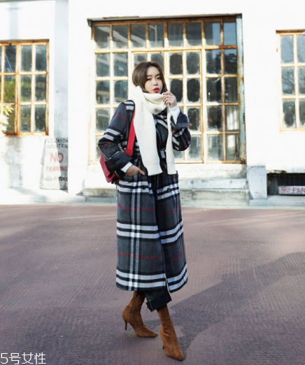 什么顏色的圍巾最百搭？這幾個(gè)顏色輕松駕馭