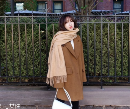 什么顏色的圍巾最百搭？這幾個(gè)顏色輕松駕馭
