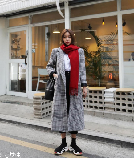 什么顏色的圍巾最百搭？這幾個(gè)顏色輕松駕馭