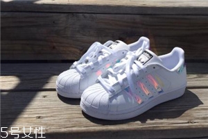 阿迪達斯有40.5碼嗎？阿迪達斯鞋碼這樣挑