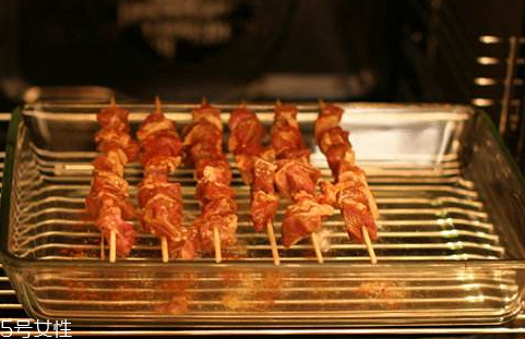 烤箱烤羊肉串用錫紙嗎 烤羊肉串注意事項(xiàng) 烤箱烤羊肉串用錫紙嗎 烤羊肉串注意事項(xiàng)