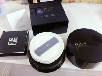 紀(jì)梵希散粉和紀(jì)梵希粉餅?zāi)膫€(gè)好 紀(jì)梵希散粉和紀(jì)梵希粉餅?zāi)膫€(gè)好