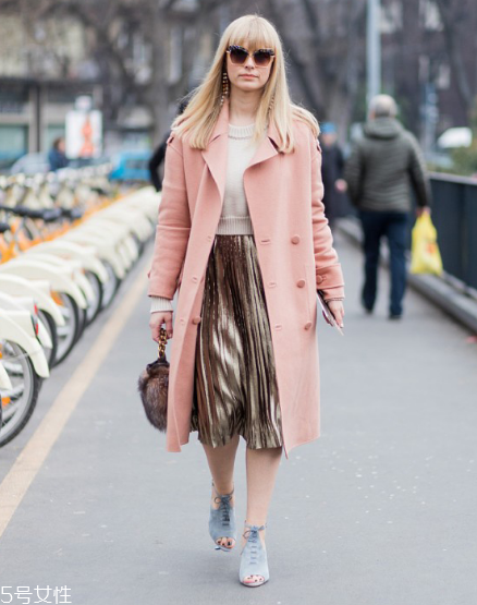 大衣搭配半身裙好看嗎？過(guò)年艷壓群芳全靠它