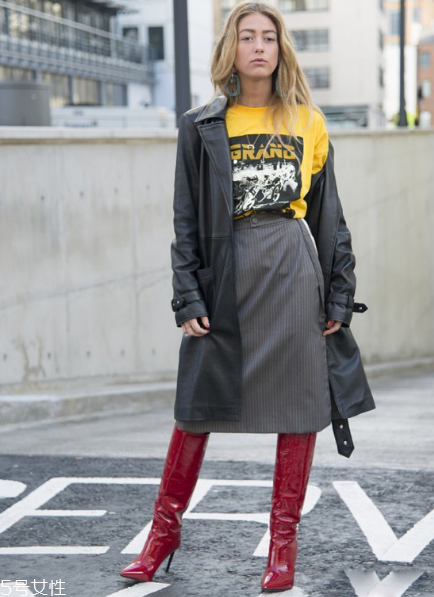 大衣搭配半身裙好看嗎？過(guò)年艷壓群芳全靠它