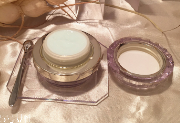 CPB晶致眼霜油不油？水油科學(xué)配比