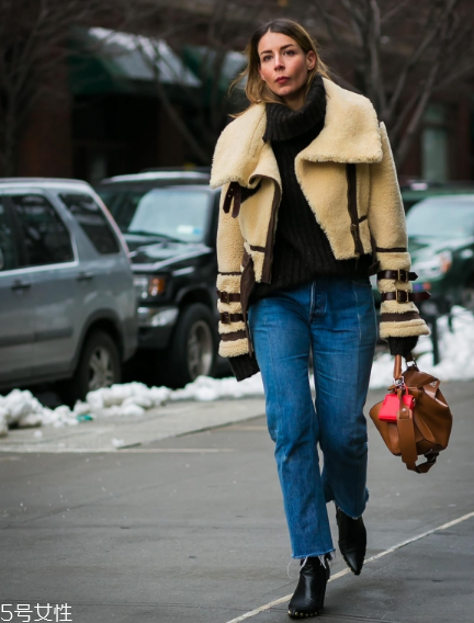 牛仔褲配什么毛衣好看？時(shí)髦復(fù)古風(fēng)女王穿搭