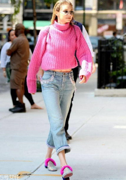 牛仔褲配什么毛衣好看？時(shí)髦復(fù)古風(fēng)女王穿搭