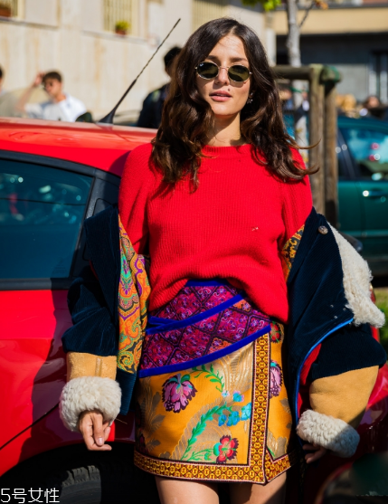 脖子短穿什么毛衣？輕松穿出天鵝頸