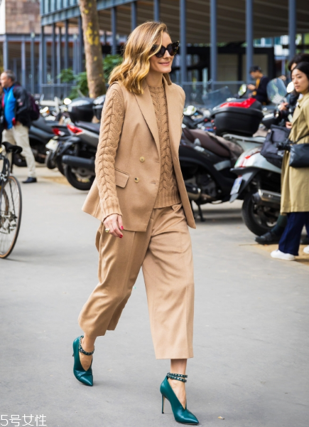 脖子短穿什么毛衣？輕松穿出天鵝頸