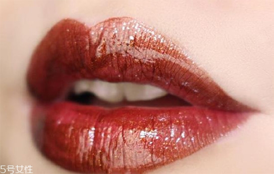 阿瑪尼黑管哪個(gè)色最火？阿瑪尼紅管和黑管的區(qū)別