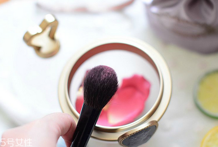 laduree花瓣腮紅好用嗎？貴婦專用彩妝線