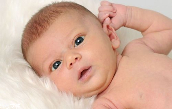 寶寶為什么喜歡抓耳朵 6種可能性 寶寶為什么喜歡抓耳朵 6種可能性