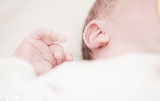 寶寶為什么喜歡抓耳朵 6種可能性 寶寶為什么喜歡抓耳朵 6種可能性