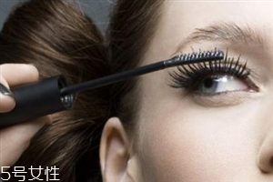 如何挑選合適的睫毛膏？這樣刷睫毛卷翹靚麗