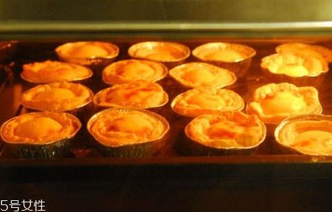 烤箱烤蛋撻的溫度和時間 根據(jù)烤箱大小來定 烤箱烤蛋撻的溫度和時間 根據(jù)烤箱大小來定