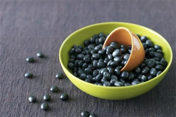 吃黑豆能使頭發(fā)變黑嗎 這樣吃可烏發(fā) 吃黑豆能使頭發(fā)變黑嗎 這樣吃可烏發(fā)