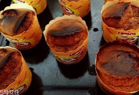 烤箱烤蛋糕為什么會(huì)糊 烤箱烤蛋糕不糊的技巧 烤箱烤蛋糕為什么會(huì)糊 烤箱烤蛋糕不糊的技巧