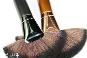 散粉刷該如何清洗？勿用堿性洗滌劑