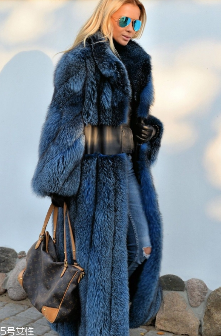 藍(lán)色皮草怎么搭配？盡顯高貴迷人氣質(zhì)