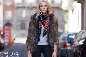 棕色皮草怎么搭配？這樣穿復(fù)古又有氣質(zhì)